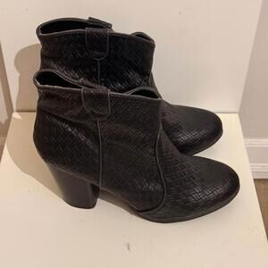 Qupid Woven Pattern Vegan Leather Healed Ankle Booties Women's Size 6